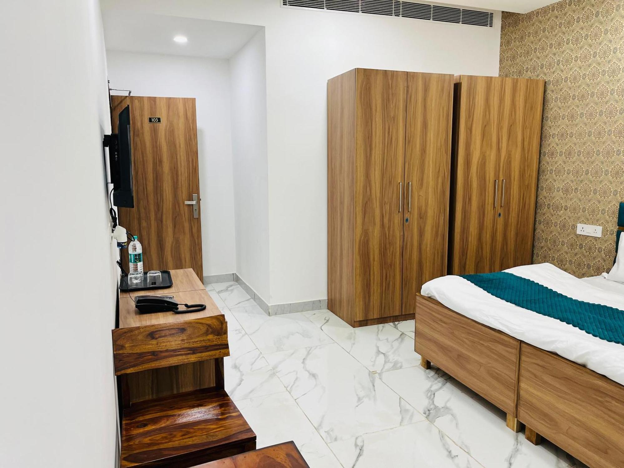 Townhouse Happy Habitat Guest House グレーター・ノイダ エクステリア 写真