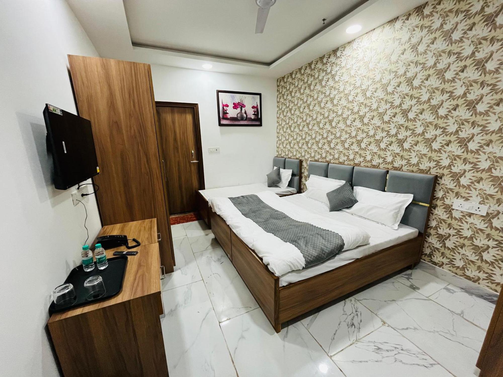 Townhouse Happy Habitat Guest House グレーター・ノイダ エクステリア 写真