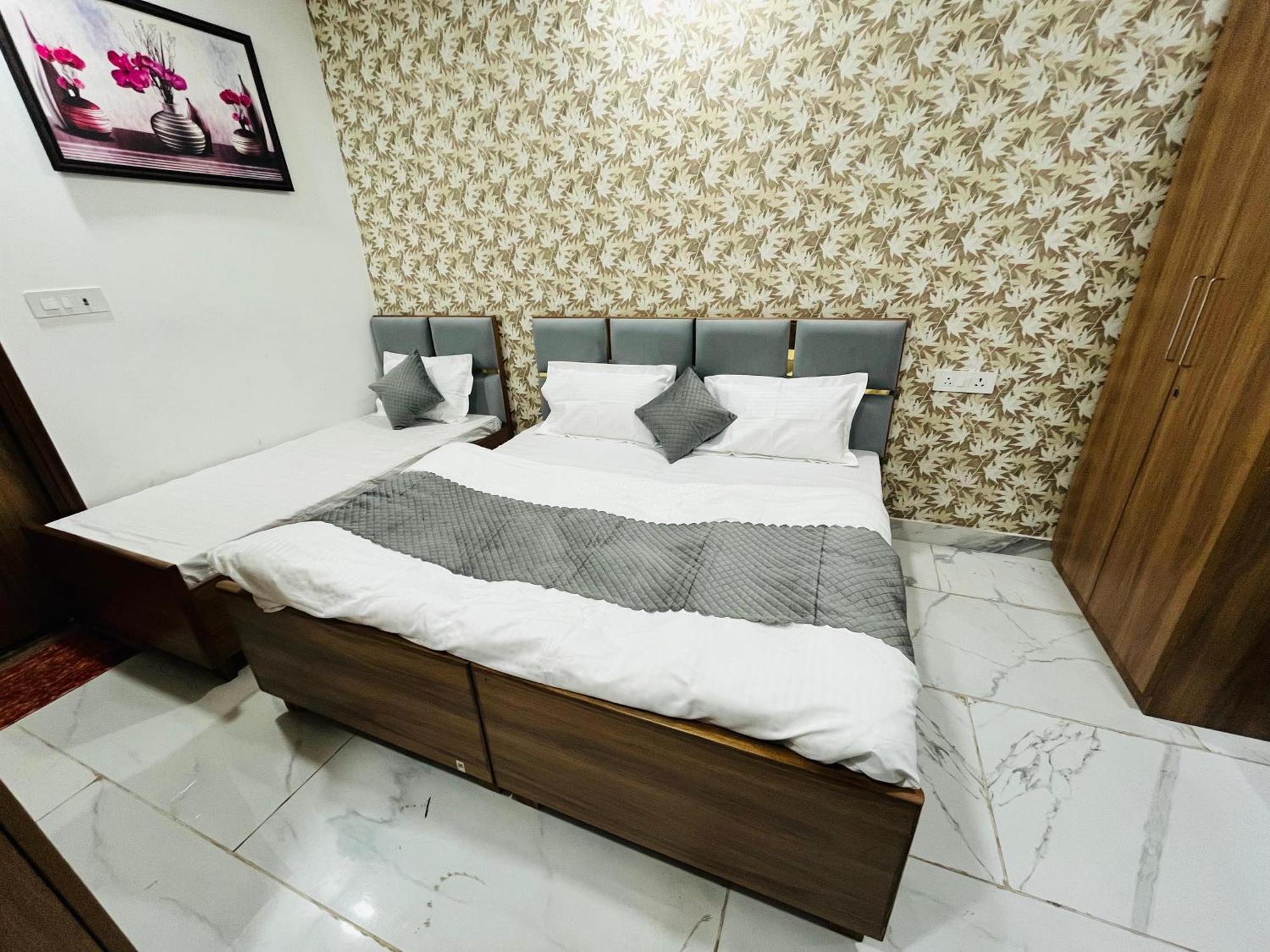 Townhouse Happy Habitat Guest House グレーター・ノイダ エクステリア 写真