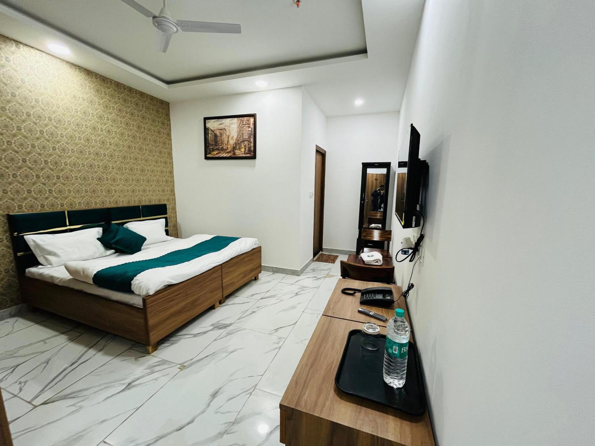 Townhouse Happy Habitat Guest House グレーター・ノイダ エクステリア 写真