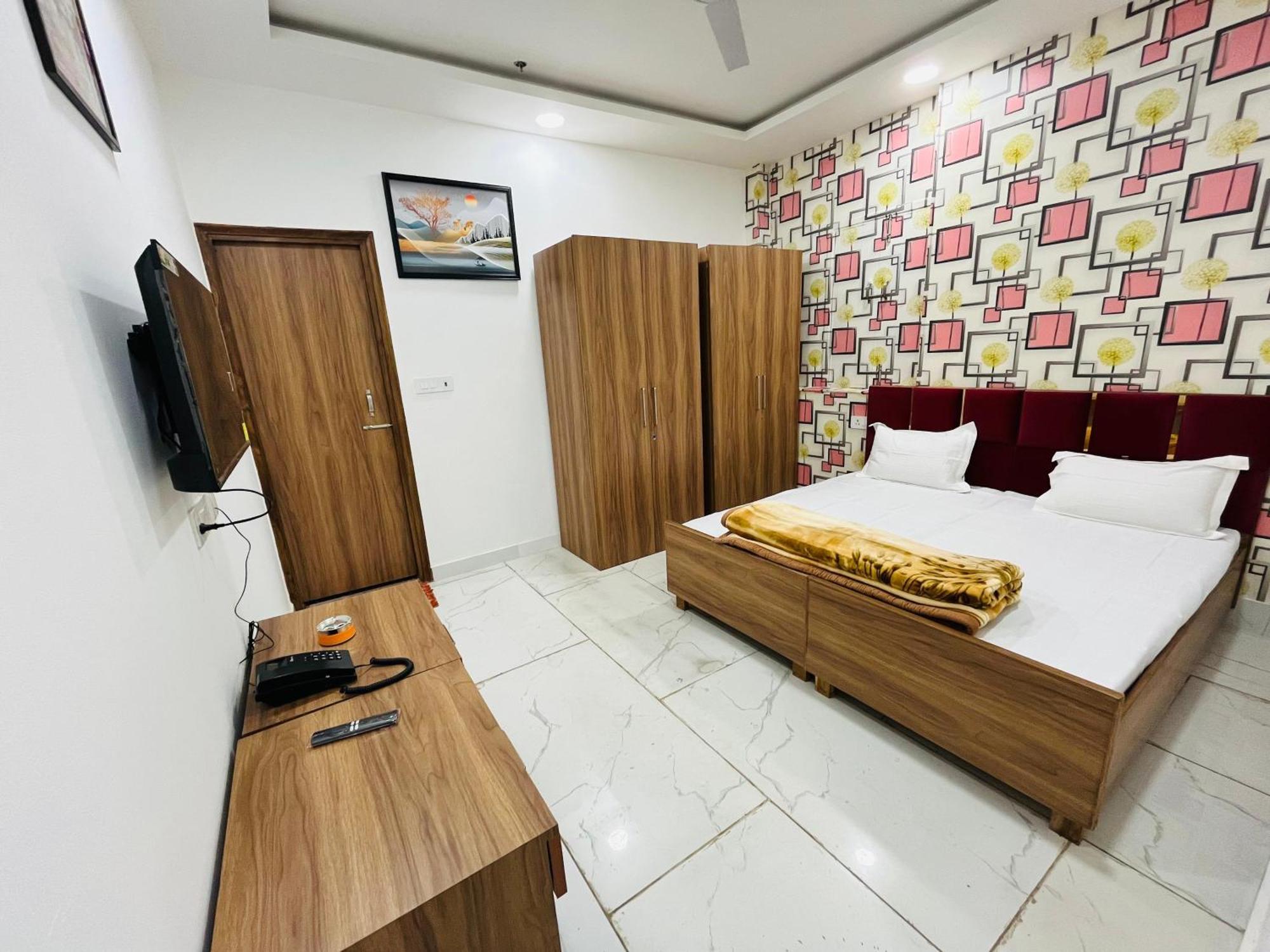 Townhouse Happy Habitat Guest House グレーター・ノイダ エクステリア 写真